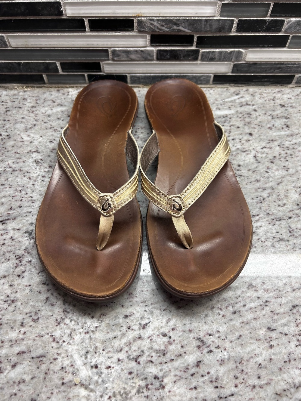 Olukai Women's Brown Leather Flip Flop Sandals with Gold Straps size 8 - Picture 2 of 8